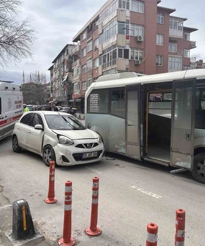 Maltepe'de minibüs araca çarptı: Kaza anı kamerada