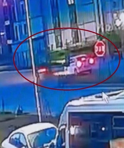 Motosiklet sürücüsünün otomobile çarpmasının etkisiyle fırladığı anlar kamerada