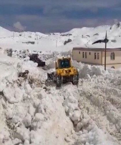 Nemrut'ta kar 5 metreyi buldu