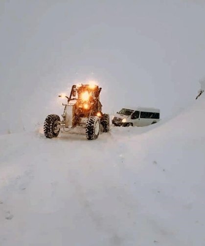 Nisan şaşırttı: Refahiye'de sabah karla uyandılar