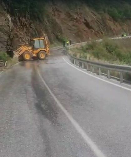 Ödemiş-Turgutlu yolunda toprak kayması: Ulaşım kontrollü sağlanıyor
