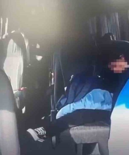 Okul servisi ile kamyonet kafa kafaya çarpıştı: Emniyet kemeri takılı olmayan öğrenci koridora uçtu