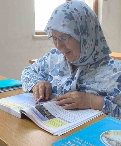 Okuma aşkı yarım kalmadı 66 yaşında okuryazar oldu