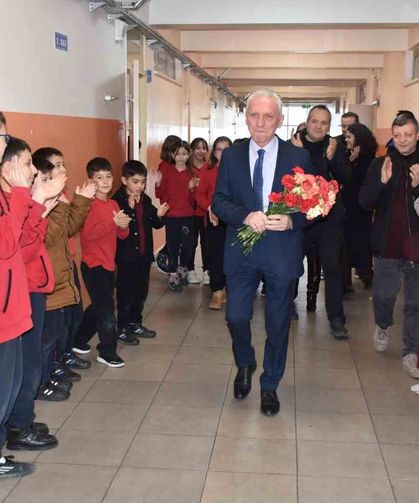 Ömrünün 46 yılını öğrencilerine adadı: Emekli olan öğretmene duygusal veda