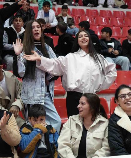 Romanlar, attıkları göbekle düşman çatlattı