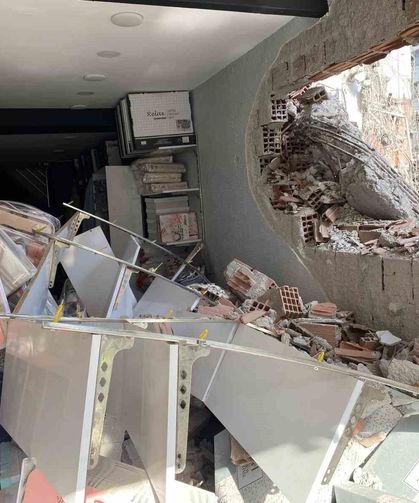 Sadece apartman değil, esnafın ekmek teknesi de yıkıldı