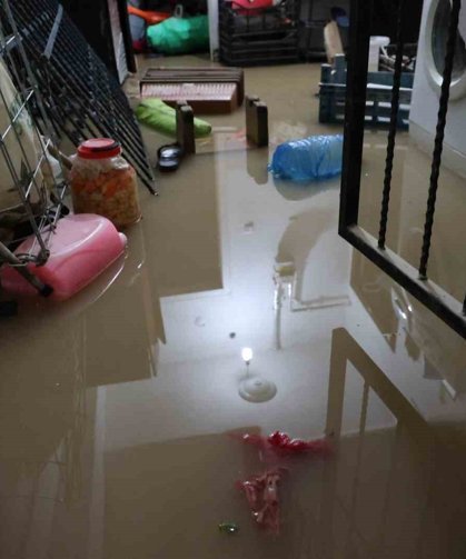 Sağanak ve dolu sonrası bodrum katını su bastı: Eşyalarının üzerine basarak içeri girdiler