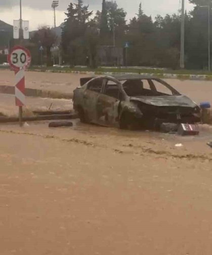 Sağanak yağış Mardin'de hayatı olumsuz etkiledi