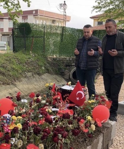 Saldırıda hayatını kaybeden Adnan'ın mezarlarına bırakılan notlar duygulandırdı