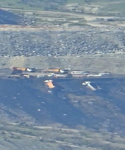 Şırnak'ta hafriyat sahasında toprak kayması: Park halindeki 2 araç şarampole yuvarlandı