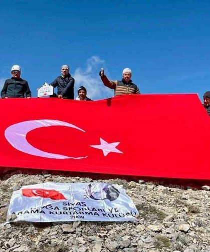 Sivaslı dağcılar 2 bin 211 metrede Türk bayrağı açtı