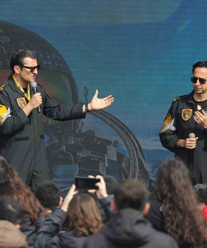 SOLOTÜRK pilotları İstanbul'da vatandaşlarla bir araya geldi