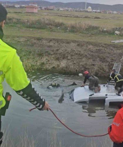 Su dolu kanala gömülmüş araç ekipleri alarma geçirdi