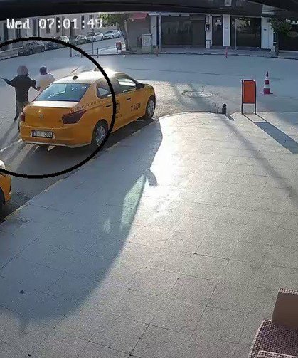 Suç makinesi önüne geleni satırla yaraladı, o anlar kameraya yansıdı