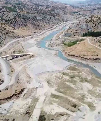 Tarihi Altınlı Köprü baraj sularında kayboldu