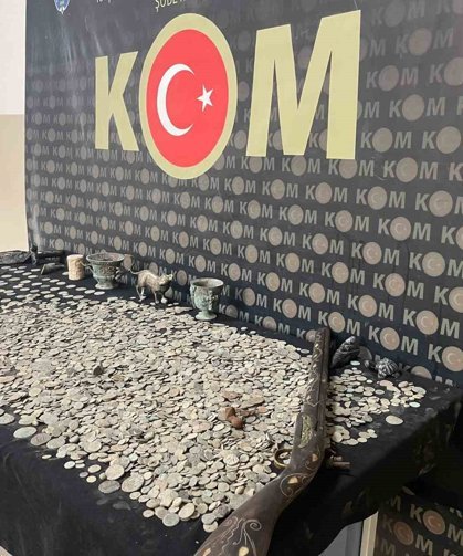 Tarihi eser kaçakçılarına operasyon; binlerce sikke ve onlarca eser ele geçirildi