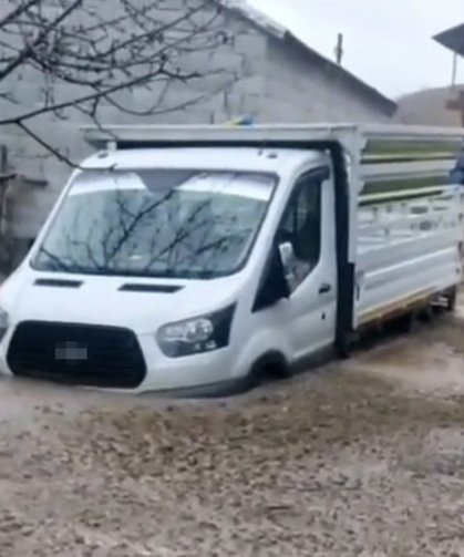 Tatvan'da sel felaketi: Araçlar ve hayvanlar mahsur kaldı