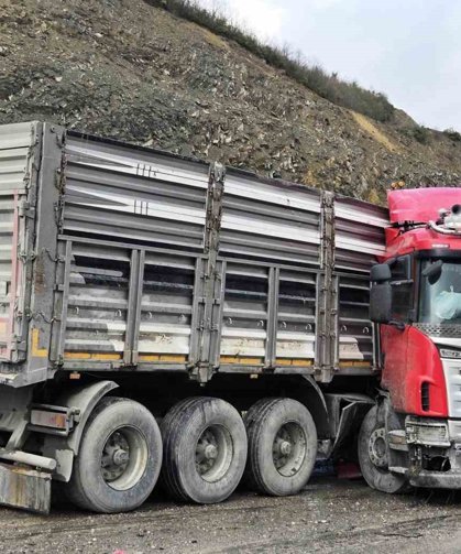 Tır makasladı: Sürücü yaralandı