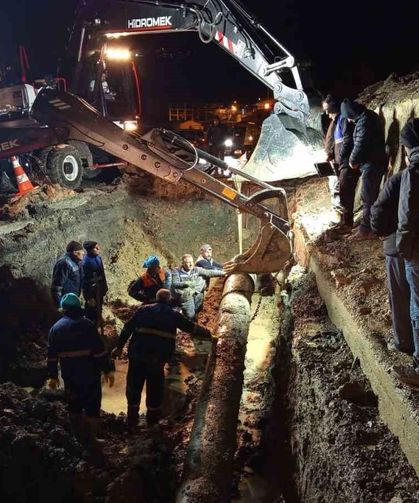 Toprak kayması su hattını vurdu
