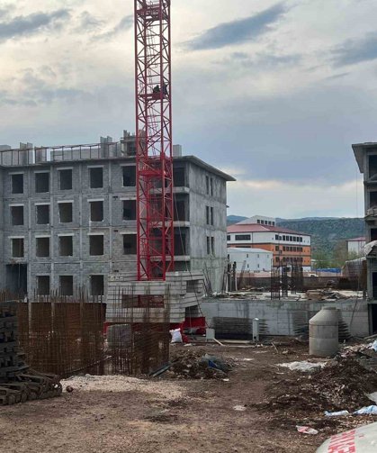 Ücretlerini alamadıklarını iddia eden işçiler kule vince çıktı