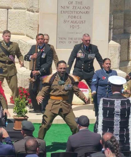 Yeni Zelanda askerleri, atalarını 'haka' dansıyla andı