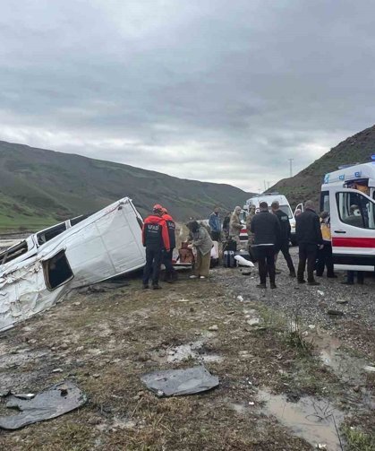 Yolcu minibüsü dere yatağına yuvarlandı: 16 yaralı