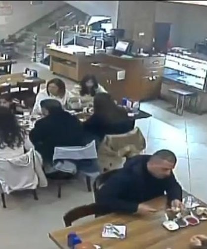 Nefes borusuna yemek kaçan küçük kızı restoran çalışanı kurtardı