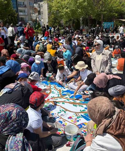2 bin 200 öğrenci sanat festivalinde 50 metrelik dev brandayı boyadı