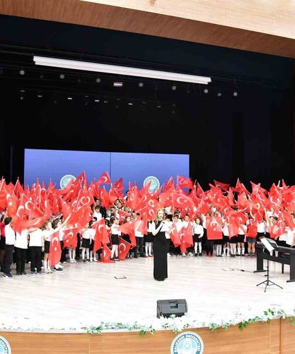 300 çocuktan oluşan korodan muhteşem konser