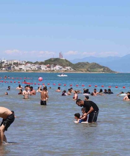 Adana'da bayramın son gününde Yumurtalık sahili doldu taştı
