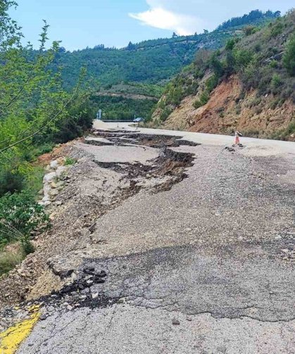 Adana'da Varda Köprüsü'ne giden yolda heyelan meydana geldi