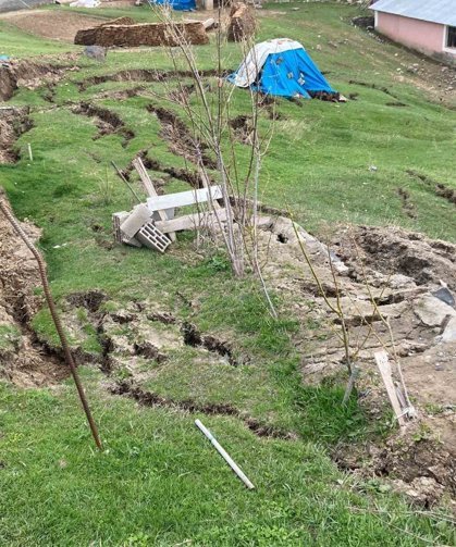 Ağrı'da heyelan evlerin çevresinde yarıklar oluşturdu
