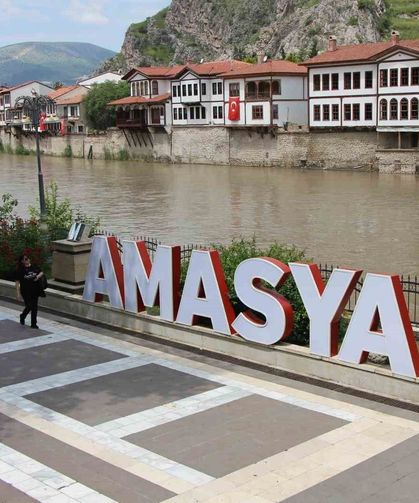 Amasya'da Yeşilırmak'ın debisi 130 metreküpe kadar düştü: Vatandaşlar güneşli havada nehri izledi