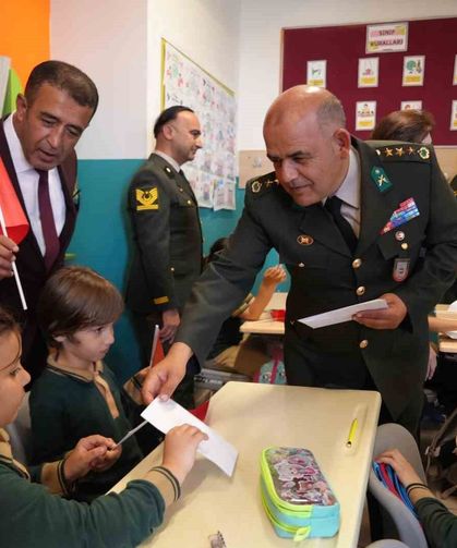 Antalya'da minikler ilk mektuplarını Mehmetçiğe yazdı: 'İyi ki varsın'