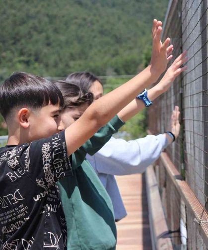 Bayram dönüş yolunda trafik çilesi, çocukların eğlencesi oldu