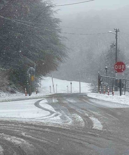 Bolu Dağı'nda mayıs ayında kar yağışı: Yollar beyaza büründü