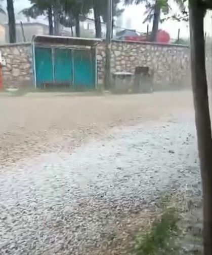 Bursa'da ceviz büyüklüğünde dolu yağdı...Camlar kırılma noktasına geldi
