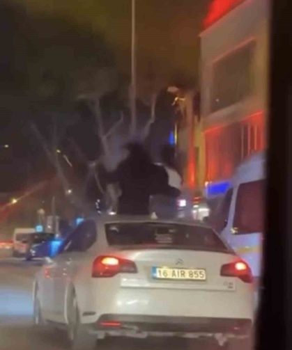 Bursa'da otomobilin tavanına oturdular : 25 bin TL ceza kesildi