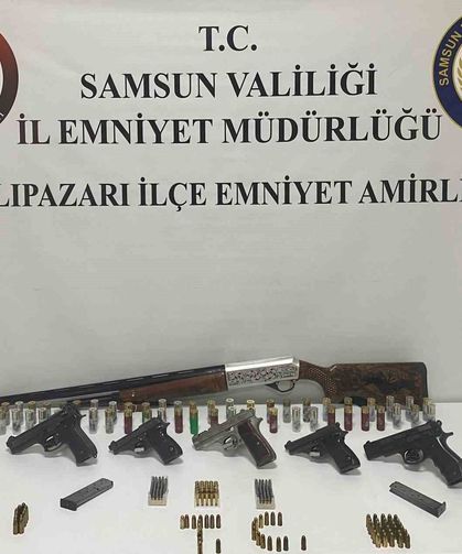 Cephanelik gibi ev: Çok sayıda silah ve mühimmat ele geçirildi