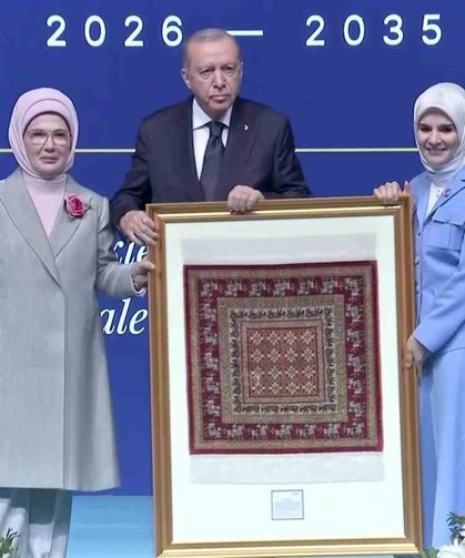 Cumhurbaşkanı Erdoğan'a takdim edilen 'Pazırık halısı' 360 bin ilmekle işlendi
