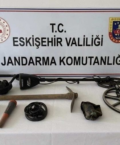 Define bulmak için kaçak kazı yaparken yakalandılar