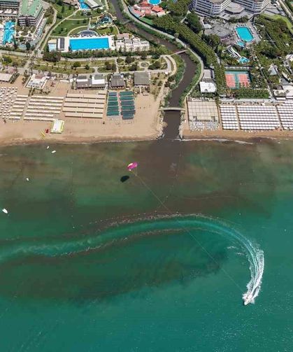 Dereden gelen sular denizi kahverengiye bürüdü, turistler sahili boşalttı