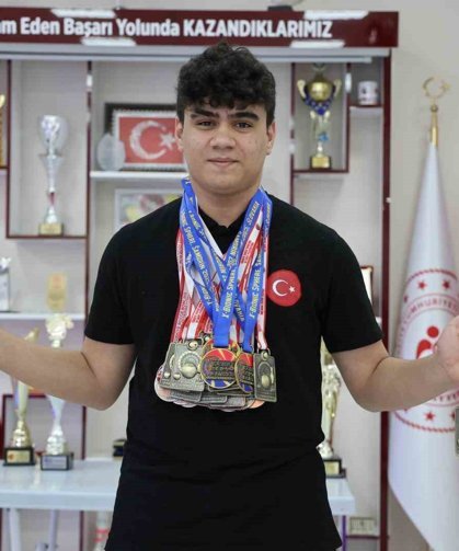 Dünya ve Türkiye dart şampiyonu Bedirhan Nas, 30 madalyaya ulaştı
