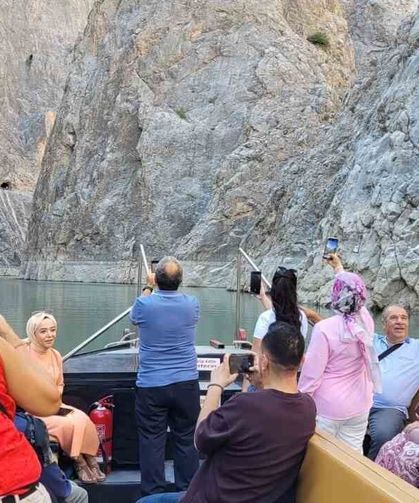 Dünyanın ikinci büyük kanyonunda tekne keyfi yapıp dağ keçilerini izliyorlar