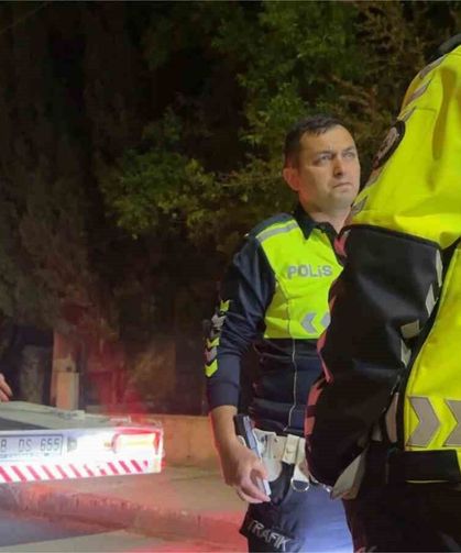 Dur ihtarına uymayan alkollü sürücünün polisi ikna çabaları sonuç vermedi