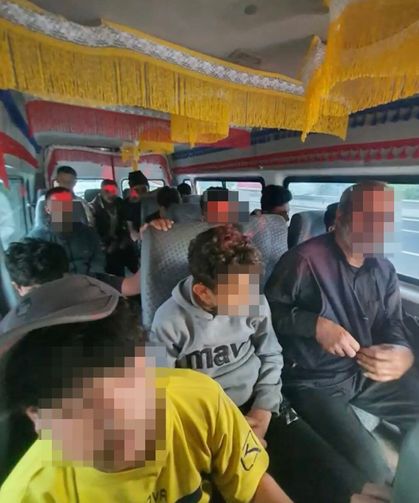 Durdurulan araçtan 15 düzensiz göçmen çıktı: Sürücü cezaevine gönderildi