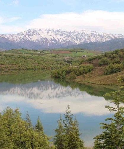 Esence Göleti ve Berit Dağı'nda kartpostallık manzara