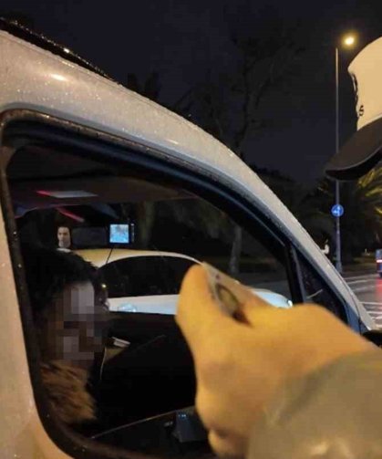 Eşinin sürüşünü beğenmeyip direksiyona geçti, ehliyetinden oldu