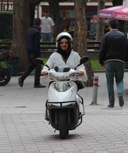 Evde anne, sokakta motokurye: Azmiyle örnek oluyor