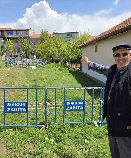 Evlerin arasında oluşan obruk mahalleyi tedirgin etti